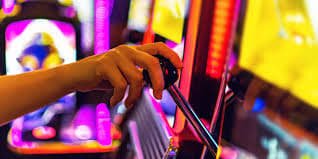 Pemain menikmati kasino live mitr77 di smartphone dengan tampilan baccarat dan roulette